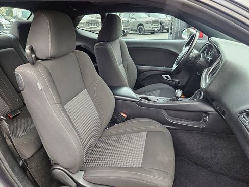 Used 2022 Dodge Challenger SXT RWD image 31