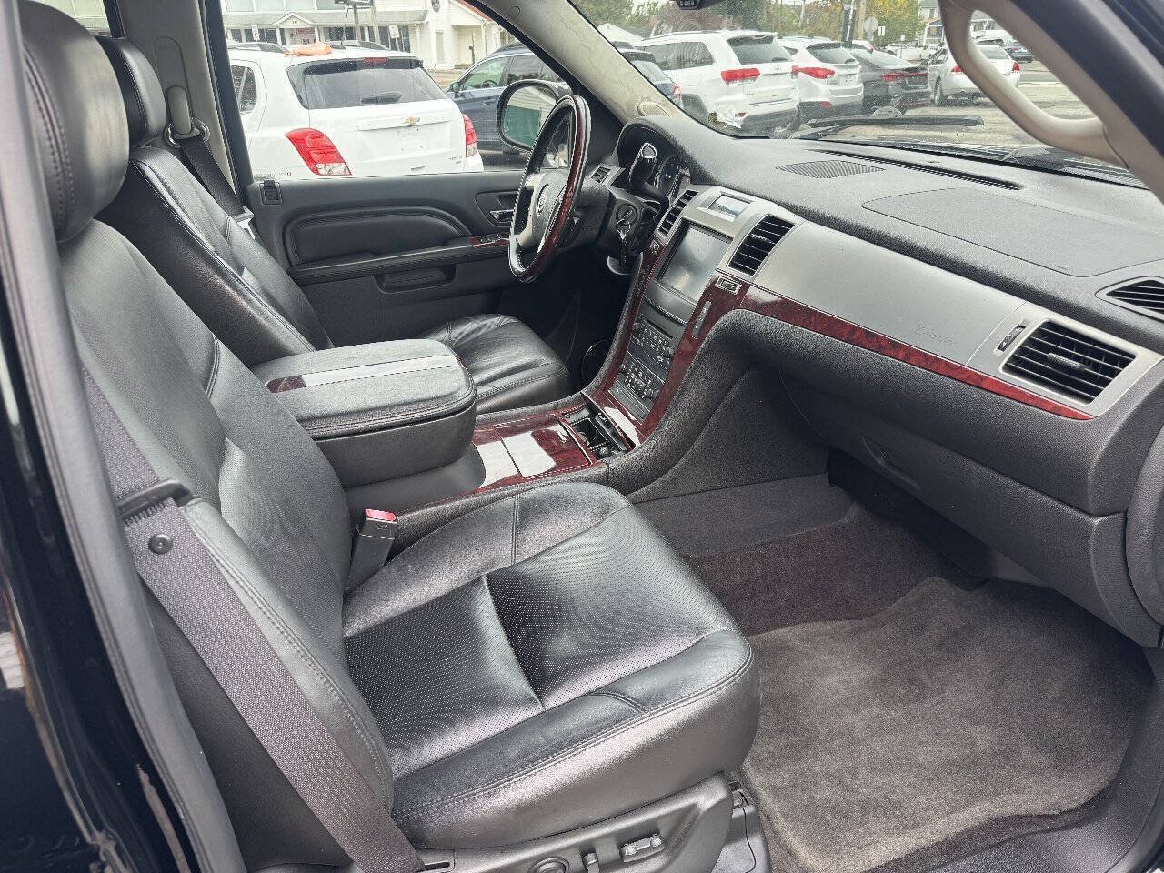 Used 2011 Cadillac Escalade ESV AWD w/ Livery Package image 32