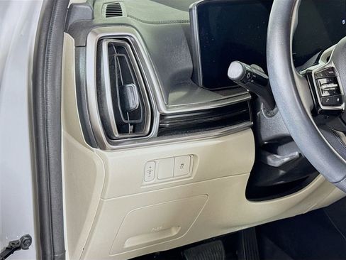 Used 2024 Kia Sorento S FWD image 8