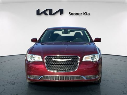 Used 2018 Chrysler 300 Touring L image 2