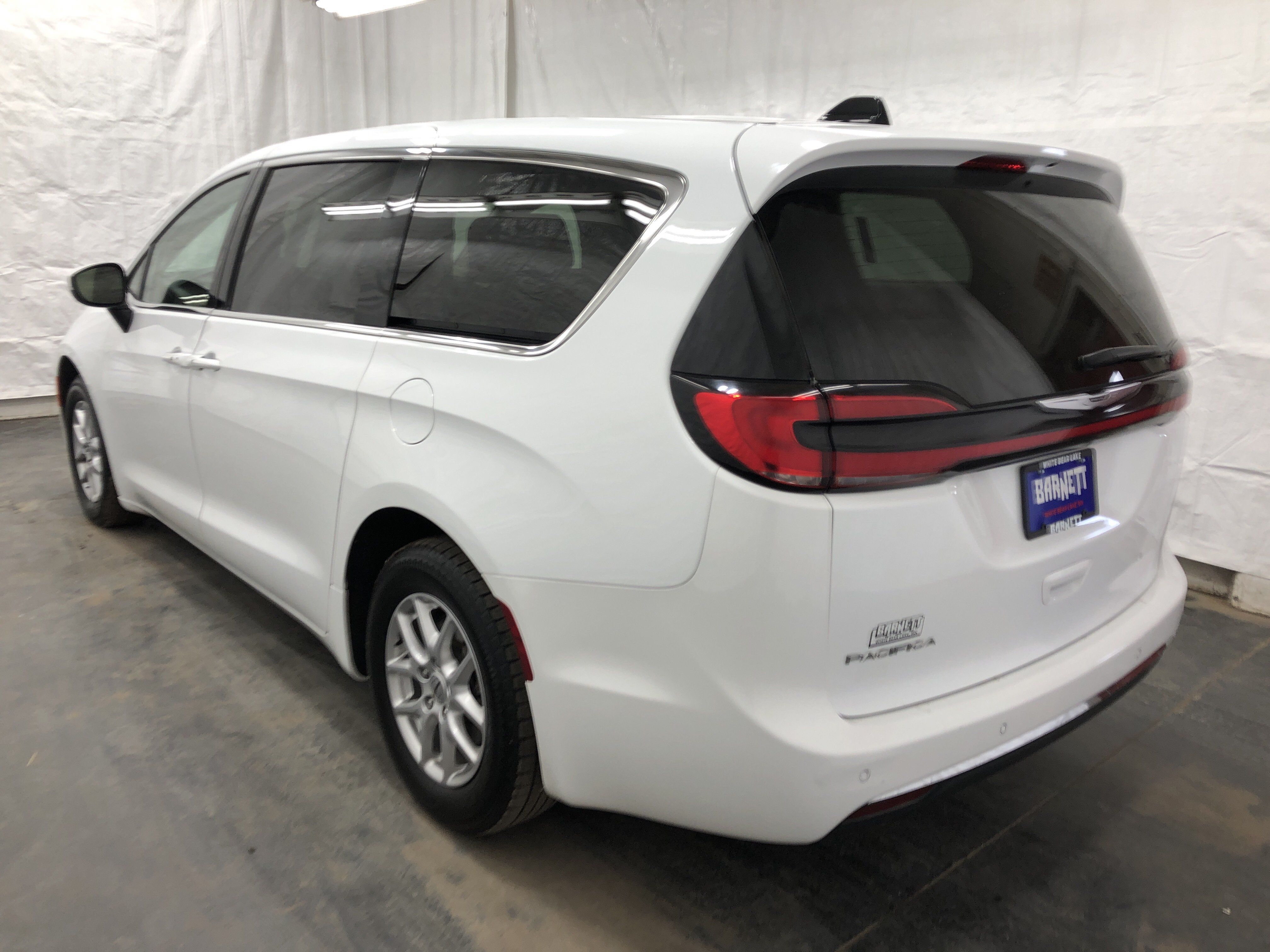 Used 2023 Chrysler Pacifica Touring-L FWD image 5