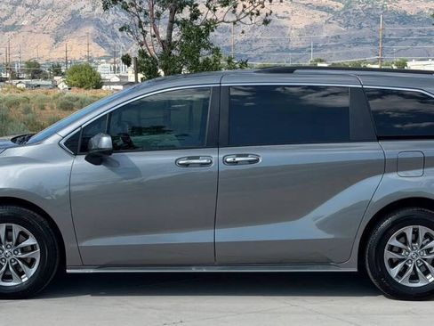 Used 2026 Toyota Sienna XLE FWD image 4