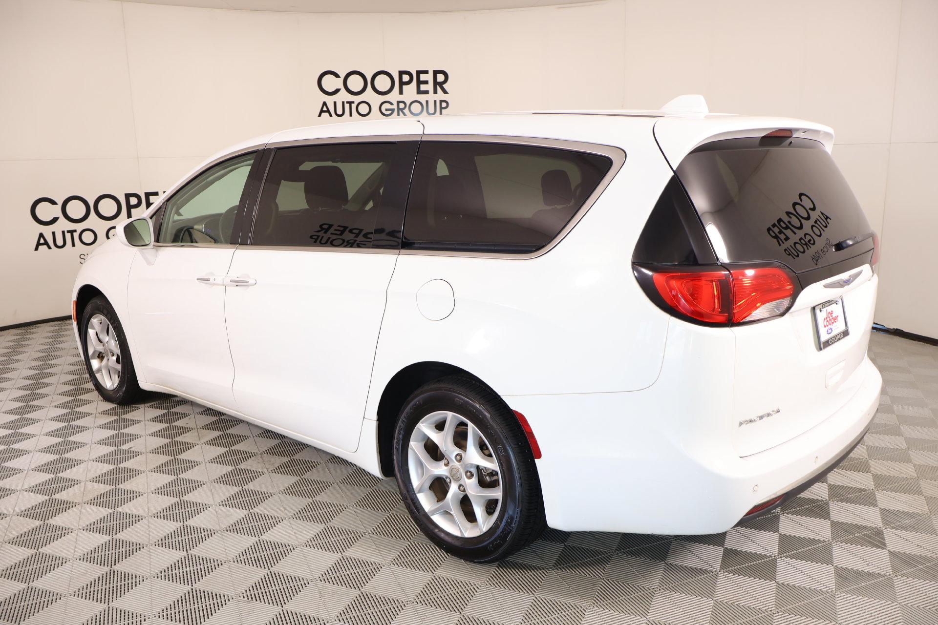 Used 2018 Chrysler Pacifica Touring Plus w/ Tire & Wheel Group FWD image 22