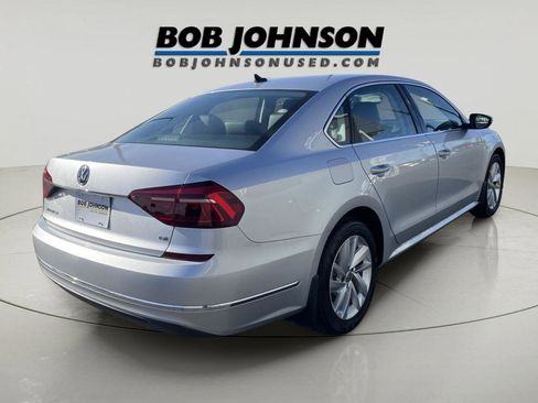 Used 2018 Volkswagen Passat 2.0T SE FWD image 3