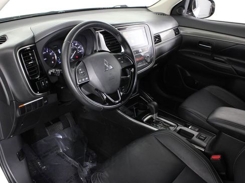 Used 2019 Mitsubishi Outlander SE image 17