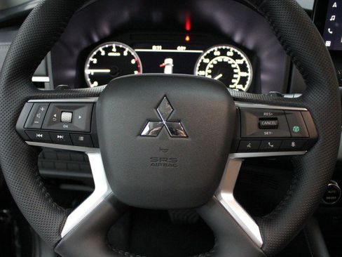 New 2025 Mitsubishi Outlander SE image 8