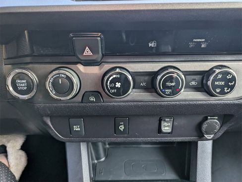 Used 2017 Toyota Tacoma TRD Sport image 27