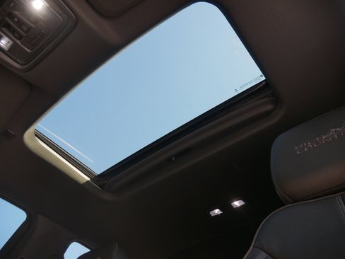 Used 2021 Chevrolet Silverado 1500 High Country w/ Technology Package image 5