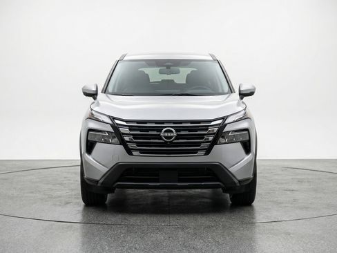 Used 2025 Nissan Rogue SV FWD image 2