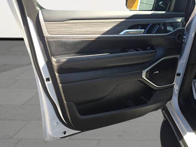 Certified 2024 Jeep Wagoneer L Series II w/ Flexible Seating Group AWD/4WD image 10