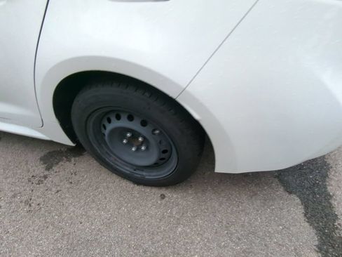 Used 2025 Toyota Corolla LE FWD image 5