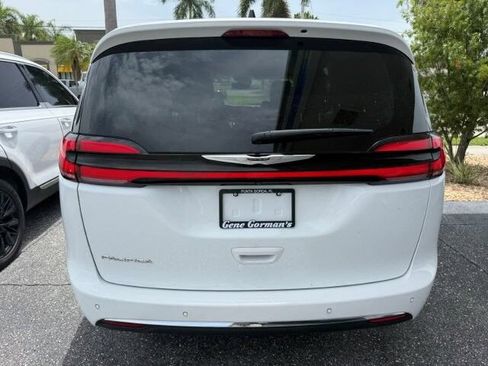 Used 2024 Chrysler Pacifica Touring-L FWD image 4