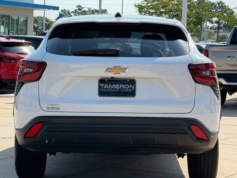Used 2025 Chevrolet Trax LS FWD image 3