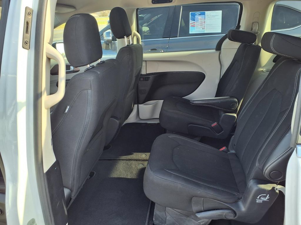 Used 2022 Chrysler Voyager LX FWD image 18