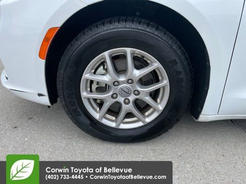 Used 2024 Chrysler Pacifica Touring-L FWD image 26