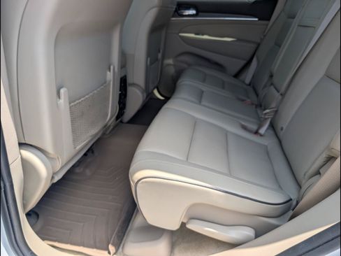 Used 2019 Jeep Grand Cherokee Overland AWD/4WD image 10