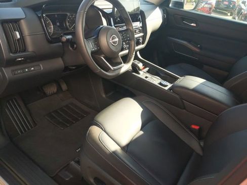 Used 2025 Nissan Pathfinder SL AWD/4WD image 18