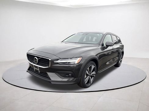 Certified 2025 Volvo V60 B5 Cross Country Plus image 1