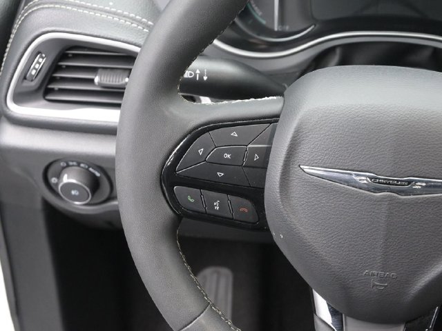 Used 2024 Chrysler Pacifica Limited FWD image 30