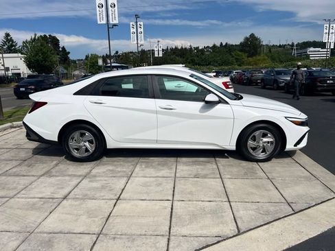 New 2026 Hyundai Elantra SE FWD image 8