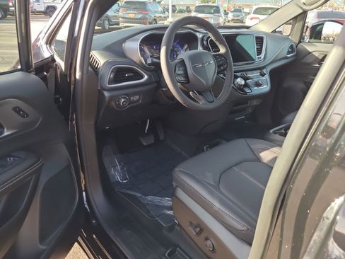 New 2026 Chrysler Pacifica Select image 10