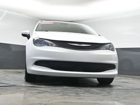 Used 2023 Chrysler Voyager LX image 32