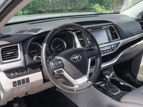 Used 2019 Toyota Highlander XLE image 18