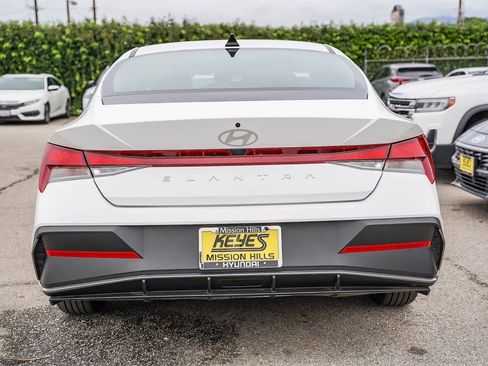 Certified 2025 Hyundai Elantra SE image 9