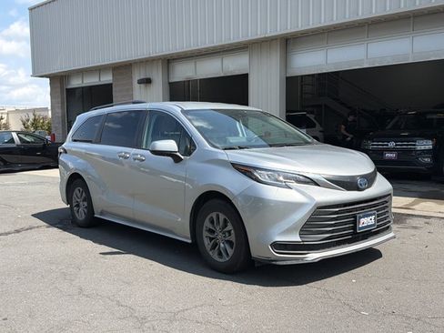 Used 2022 Toyota Sienna LE AWD/4WD image 3