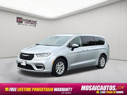 Used 2023 Chrysler Pacifica Touring-L FWD image 3