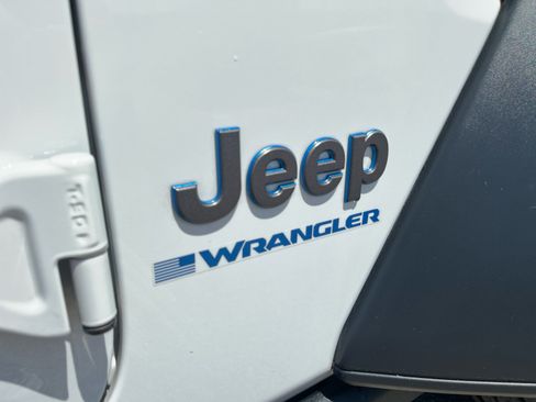 Used 2023 Jeep Wrangler Unlimited AWD/4WD image 31