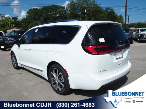 New 2026 Chrysler Pacifica Pinnacle FWD image 8