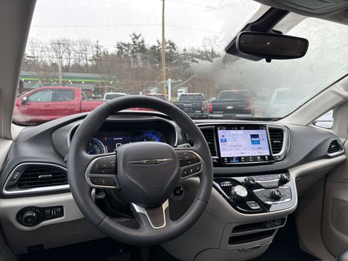 Used 2024 Chrysler Pacifica Touring-L image 15