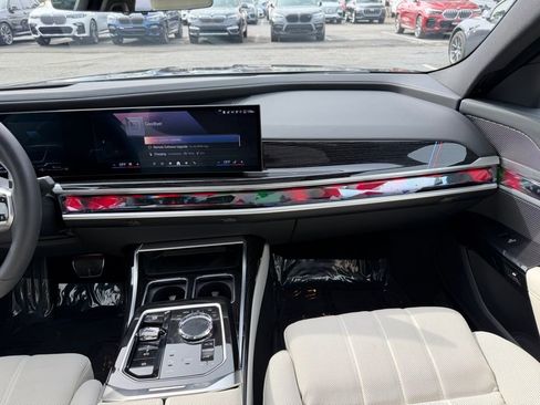 Used 2025 BMW 750e xDrive AWD/4WD image 30
