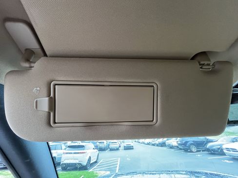 Certified 2025 Land Rover Range Rover SE image 23