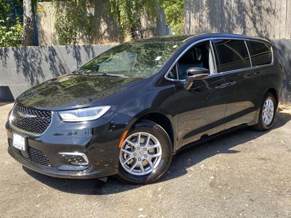 Used 2025 Chrysler Pacifica Select