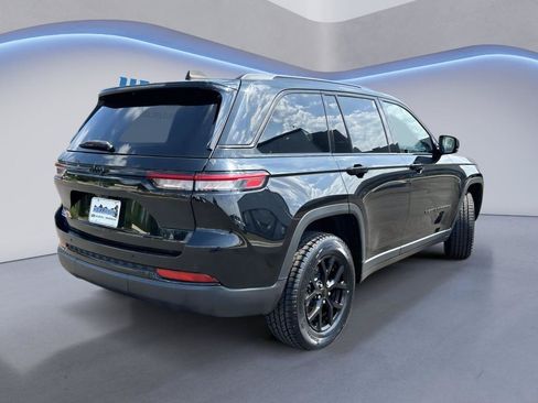 Used 2024 Jeep Grand Cherokee Altitude RWD image 3