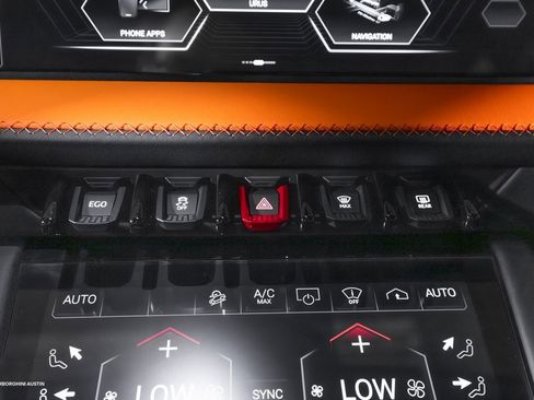 Used 2025 Lamborghini Urus SE image 31