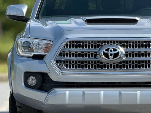 Used 2017 Toyota Tacoma TRD Sport w/ Tow Package RWD image 14