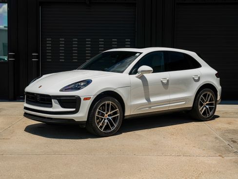 Certified 2025 Porsche Macan image 1