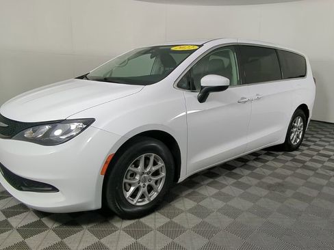 Certified 2022 Chrysler Voyager LX image 9