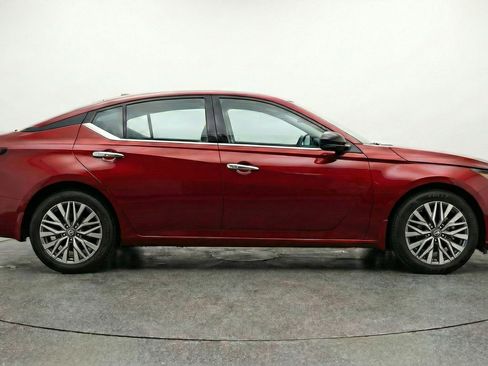 Used 2025 Nissan Altima 2.5 SV FWD image 11