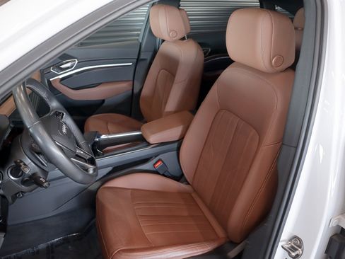 Used 2024 Audi Q8 e-tron Premium Plus image 8