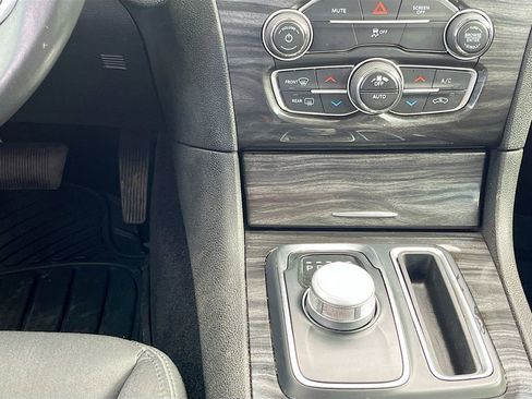 Used 2021 Chrysler 300 Touring w/ Driver Convenience Group RWD image 10