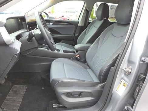 Used 2025 Volkswagen Tiguan SE AWD/4WD image 10