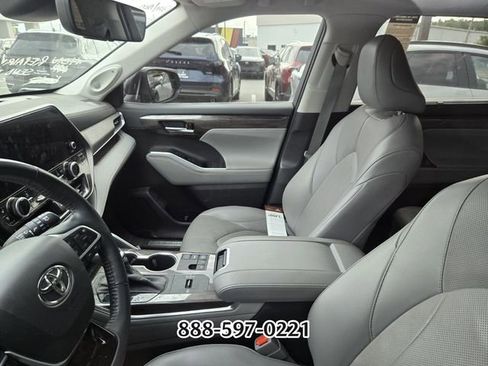 Used 2023 Toyota Highlander Limited FWD image 3