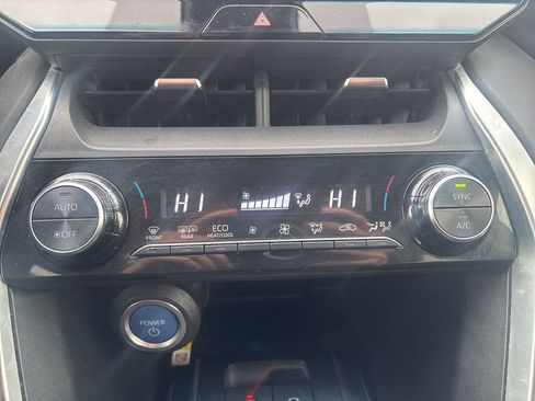 Used 2021 Toyota Venza XLE image 28