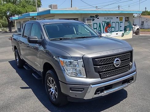 Used 2022 Nissan Titan SV w/ SV Convenience Package image 3