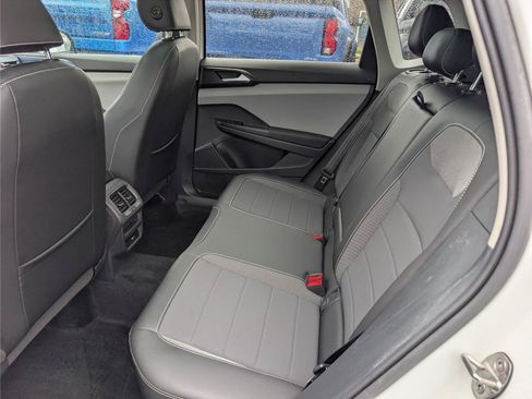 Used 2022 Volkswagen Taos SE w/ Panoramic Sunroof Package AWD/4WD image 15