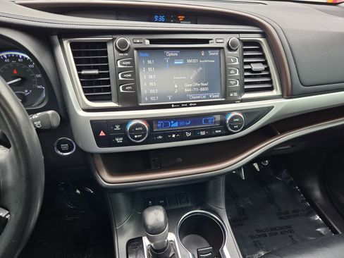 Used 2019 Toyota Highlander XLE image 16